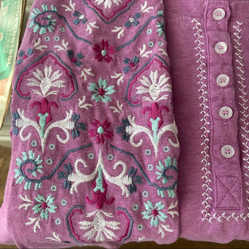 Panhandle, Floral Embroidered scoop neck blouse.